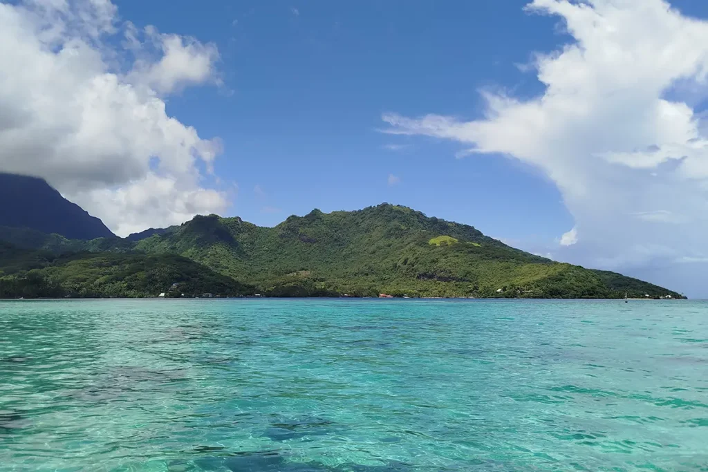 Le mont Ahutaa vue depuis le long de Moorea
