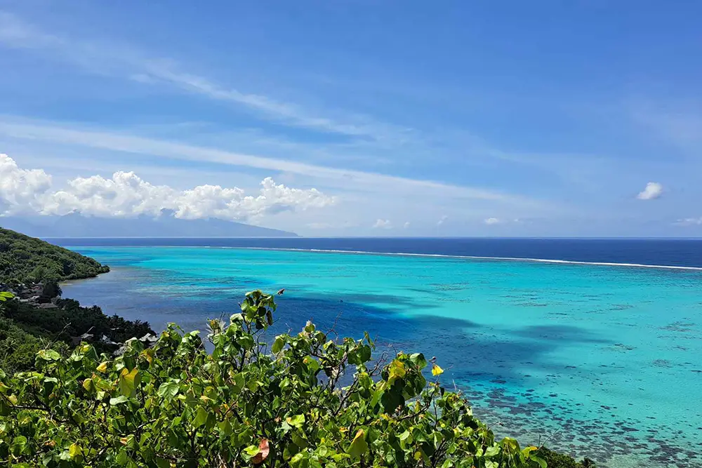 Vue panoramique sur le lagon turquoise de la baie d’Atiha à Moorea