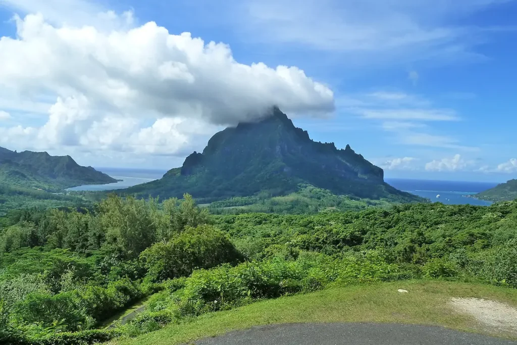 Point de vue panoramique depuis le Belvédère de Moorea avec vue sur le mont Rotui et les deux baies principales de Moorea