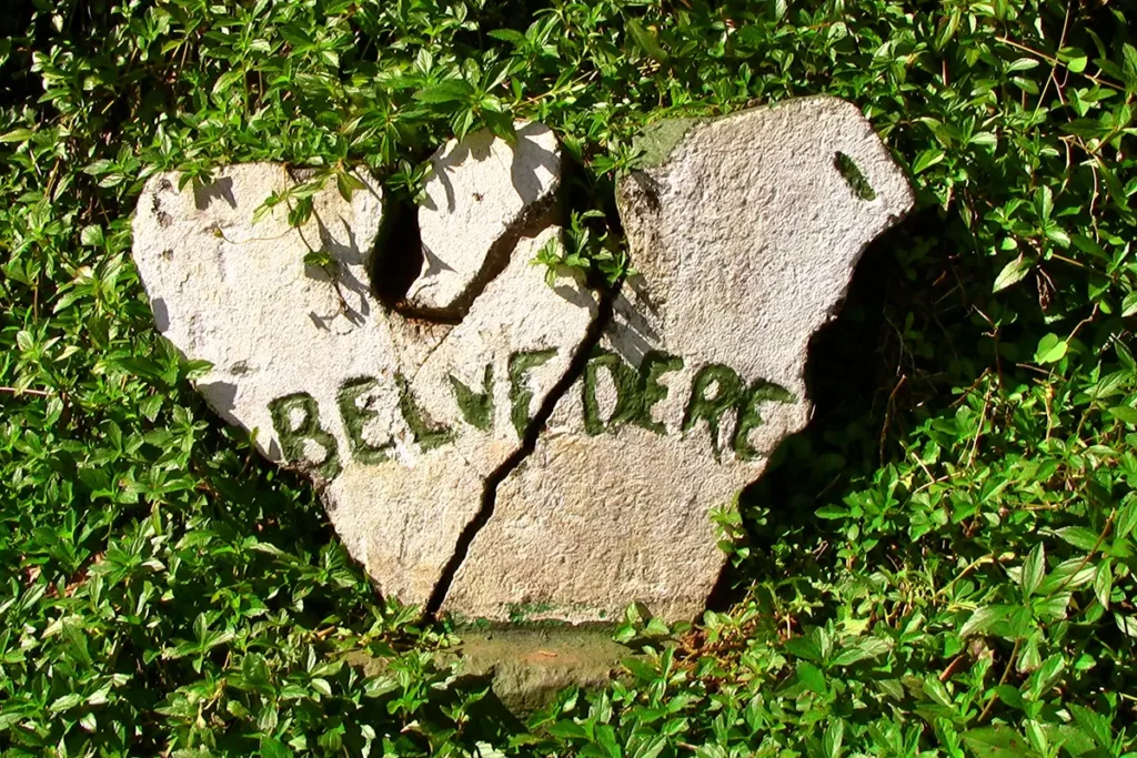 Une pierre gravée Belvédère à Moorea