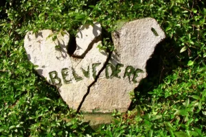 Une pierre gravée Belvédère à Moorea