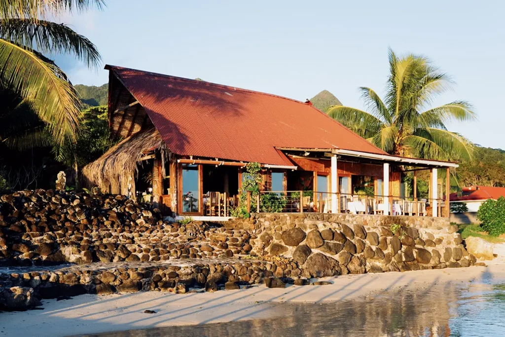 Vue sur l'extérieur du restaurant du Tiki village à Moorea. Le restaurant est en bord de lagon