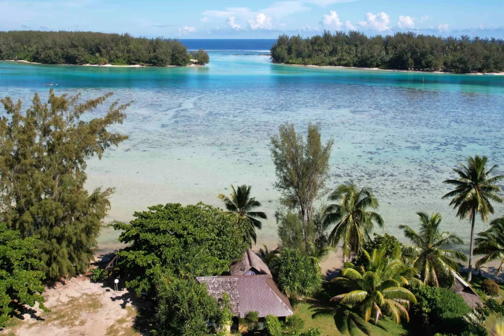 Le lagon de Moorea vue de haut, en face des deux motus à coté de l'ancien club med.