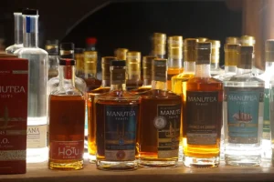 Bouteilles de rhum Manutea Tahiti alignées dans l’usine Rotui à Moorea