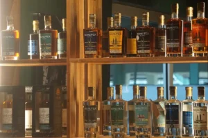 Bouteilles de rhum et spiritueux Manutea exposées dans la salle privée de dégustation Rotui à Moorea