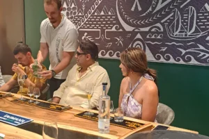 Participants à une dégustation privée de rhum et spiritueux dans le salon VIP de l’usine Rotui à Moorea