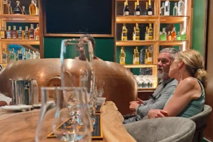 Couple installé dans la salle VIP Rotui Manutea pour une dégustation privée de rhums, vins et spiritueux à Moorea