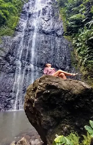 moorea-activities-hiking-tour-waterfall-french-polynesia
