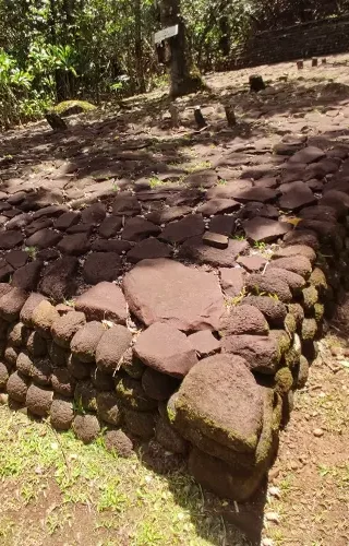 Un marae, site sacré Polynésien sur le sentier des ancêtres à Moorea lors d'une excursion privée
