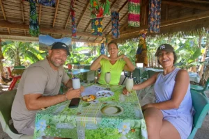 Petit groupe assis autour d’une table avec des smoothies frais au Fare Faa Roa à Moorea