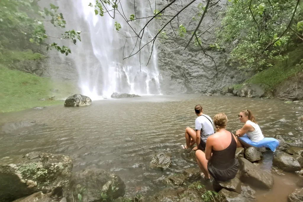 guided-tour-moorea-waterfall-swimming-private-excursion