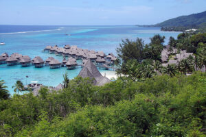 L'hôtel Sofitel de Moorea avec ses bungalows sur pilotis au dessus du lagon de Temae