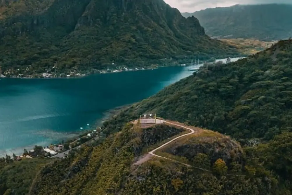Vue depuis le ciel de la montgagne magique Faa roa à Moorea
