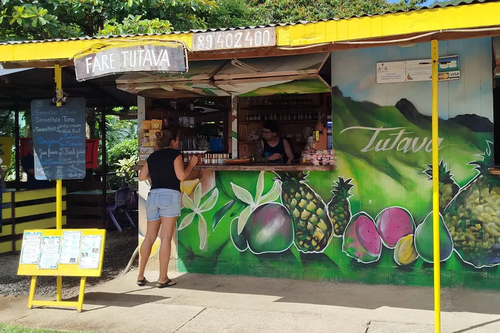 Vue extérieur du comptoir du restaurant Fare Tutava à Moorea. Des fruits tropicaux sont peins sur la façade extérieur.