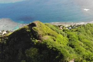 High view over the Magic Mountain ridge and the turquoise shades of Moorea’s lagoon