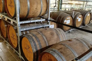 Fûts en bois de rhum Manutea dans l’espace de production de l’usine Rotui à Moorea