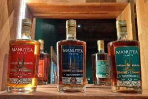 Plusieurs bouteilles de rhum Manutea Tahiti présentées sur une étagère à l’usine Rotui de Moorea