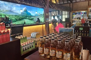 Bouteilles de rhum Manutea exposées dans la boutique d’usine Rotui à Moorea