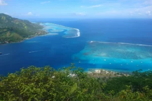 La passe de Opunohu à Moorea vue depuis le sommet du mont Rotui