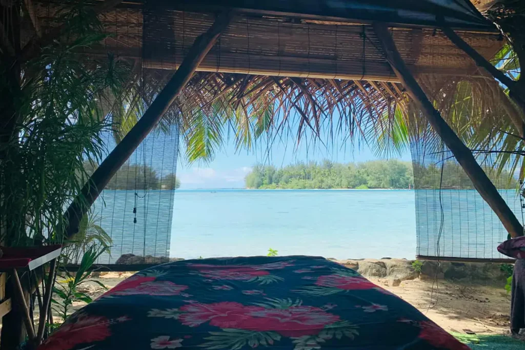 Une table de massage au premier plan installée face au lagon de Moorea