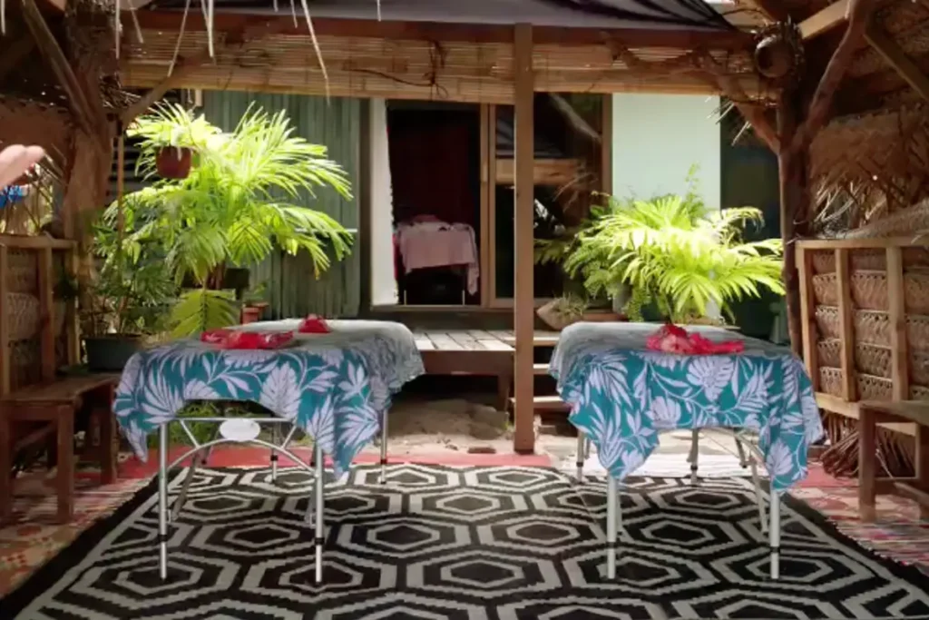 Deux tables de massage dans un fare traditionnel polynésien, dans un institut de massage à Moorea