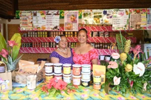 Deux vendeuses derrière un étal de confitures et produits locaux à la boutique du Lycée Agricole d’Opunohu