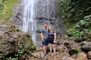 Couple posant devant la cascade de la Vaioro à Afareaitu après une randonnée guidée à Moorea
