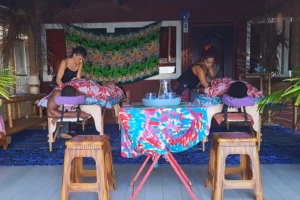 Couple recevant simultanément un massage polynésien duo dans un espace tropical près du lagon de Moorea