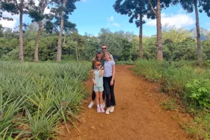 Famille sur la route des ananas entre plantations et pins dans la vallée d’Opunohu à Moorea