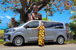 Apolline devant le véhicule privé climatisé utilisé pour les tours guidés et excursions à Moorea