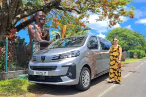 Apolline devant le véhicule privé de Moorea Private Tours à côté du Grand Tiki de Pineapple Beach