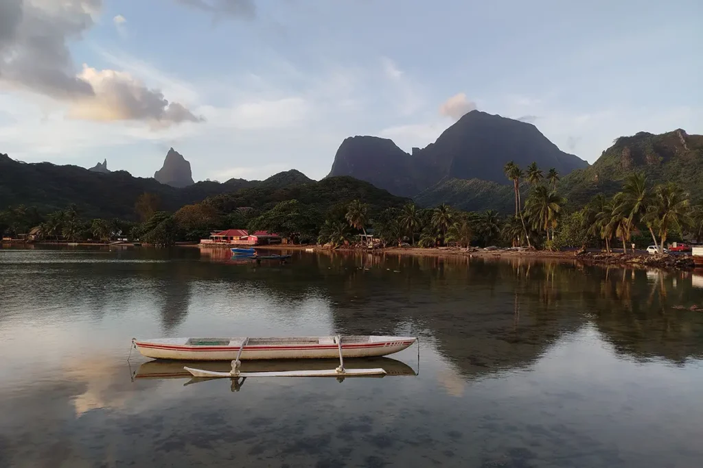 Vue sur la bais d'Atiha Moorea, avec pirogue traditionnelle