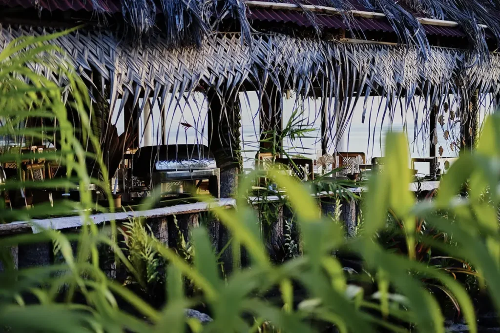 Vue sur l'intérieur du restaurant du Tiki Village en bord de lagon à Moorea