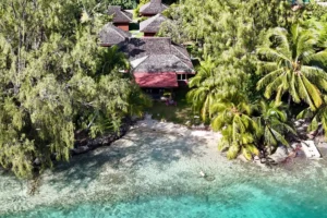 Vue aérienne de l’espace de massage niché entre végétation tropicale et lagon turquoise à Moorea