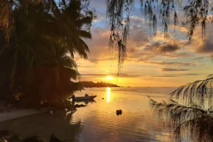 Coucher de soleil doré sur le lagon de Moorea vu depuis le site de massage au bord de l’eau