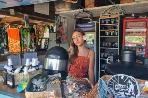 Vendeuse dans une petite boutique de souvenirs et artisanat polynésien au Fare Faa Roa à Moorea