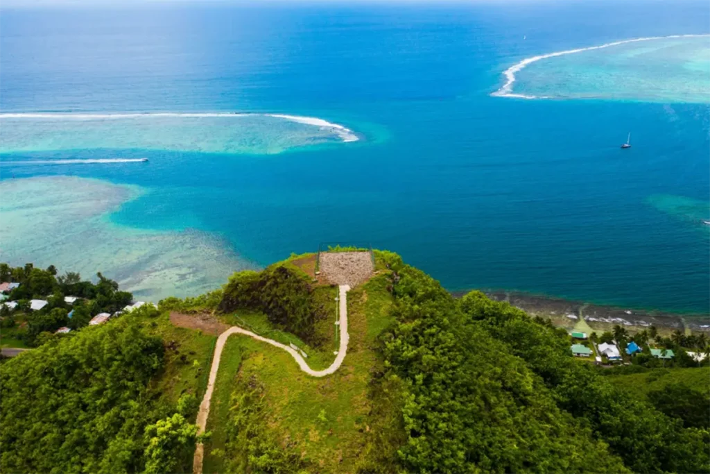 Vue du ciel sur le sommet de la montagne magique à Moorea. Le lagon en arrière plan