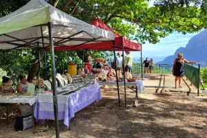 Petit stand de jus, fruits et produits locaux au Belvédère d’Opunohu à Moorea