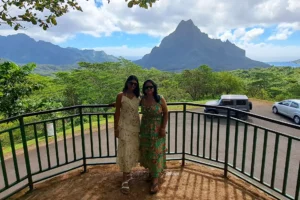 Deux femmes posant au point de vue du Belvédère d’Opunohu avec mont Rotui et vallée