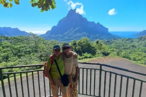Couple posant devant le mont Rotui et les vallées depuis le meilleur panorama du Belvédère d’Opunohu