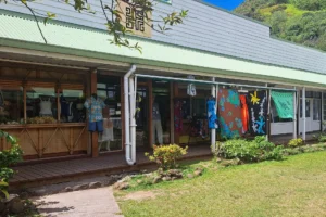Boutique du Petit Village à Moorea avec paréos colorés, vêtements et souvenirs polynésiens