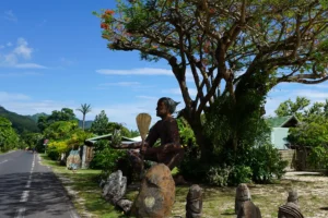 Vue de côté du Grand Tiki polynésien au bord de la route à Pineapple Beach à Moorea