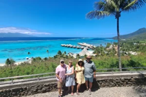 Petit groupe au Belvédère de Toatea avec lagon turquoise de Temae et Tahiti à l’horizon