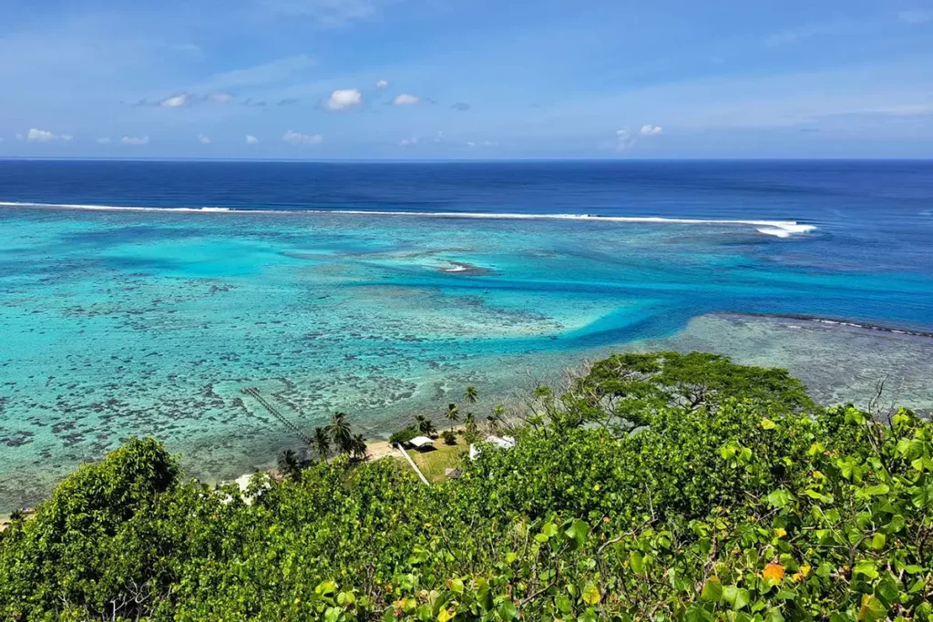 Vue sur la lagon de la baie d'Atiha depuis le mont Ahutaa