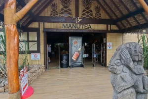 Entrée de la boutique Manutea de l’usine Rotui avec sculpture tiki à Moorea