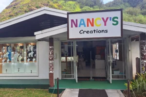Façade de la boutique Nancy’s Creations avec vitrines de bijoux au Petit Village à Moorea