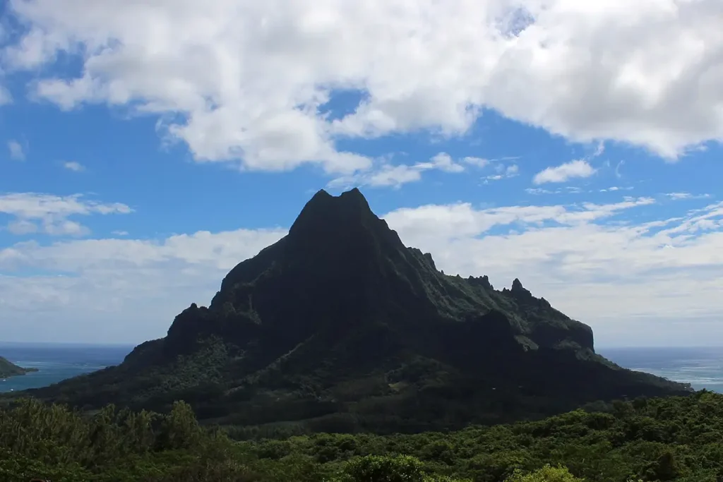 Le mont Rotui en contre jour à Moorea