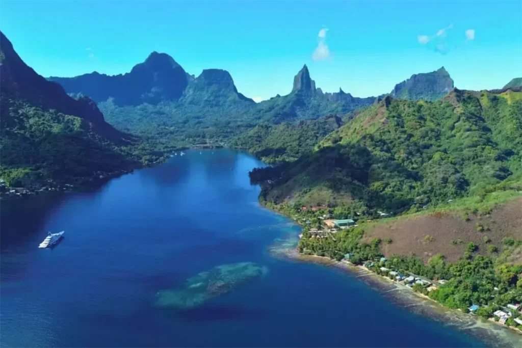 Vue du ciel sur la baie d'Opunohu avec les montagnes de Moorea au fond