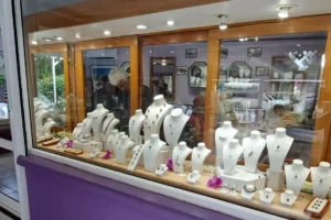 Vitrine de boucles d’oreilles, colliers et bijoux en perles noires de Tahiti chez Pai Moana Pearls à Moorea