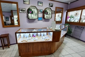 Intérieur de Pai Moana Pearls avec vitrines de bijoux et perles de Tahiti au Petit Village à Moorea